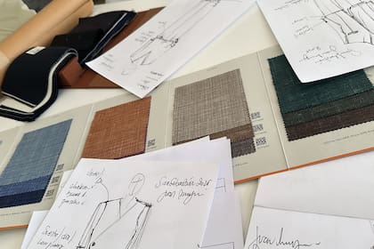 Bocetos y muestras de tela en la mesa de diseño de Rouse Lasserre