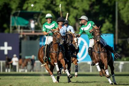 Bocha en el aire, y mirada de Polito Pieres en ella; atrás, respalda Barto Castagnola, por delante de Guillermo Terrera y Alejo Taranco.