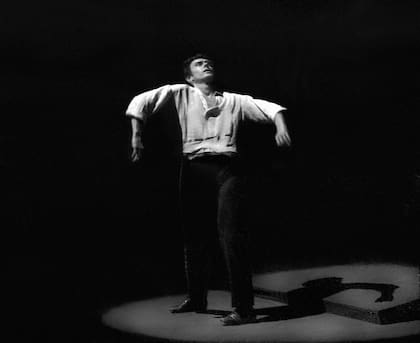 "Bochi para nosotros, especialmente en aquellas épocas con sus 21 años", dice Alicia Sanguinetti cuando elige esta fotografía suya de Oscar Araiz entre otras que se exhiben