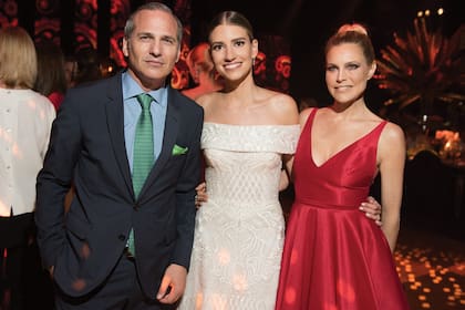 Javier Iturrioz (con traje de Azzaro) y Julieta Kemble (al rojo vivo, por Javier Saiach) se sacaron una foto con la novia, a quien le tienen mucho cariño. La ex modelo y panelista de Pampita Online llegó directamente al cóctel en La Rural con su marido, el polista Justo Saavedra.