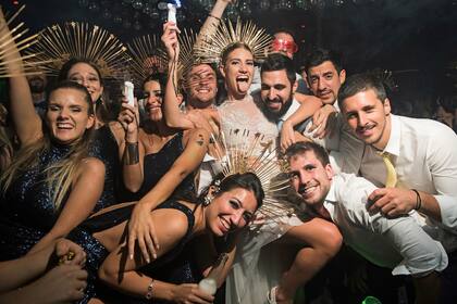 Los novios en una instantánea feliz con sus íntimos de toda la vida.