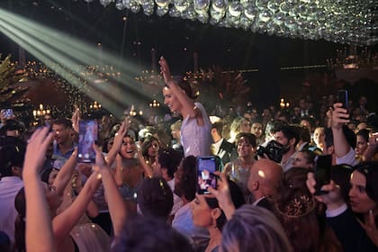 Durante el minirrecital de Agapornis, la novia fue levantada en andas por los amigos de su marido