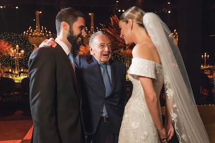 Eduardo Eurnekian, el tío abuelo de Tomás y uno de los hombres más poderosos de Argentina, esperó a la novia en las escalinatas de la iglesia para verla llegar. Después de la ceremonia, se acercó a saludar a los recién casados para desearles toda la felicidad.