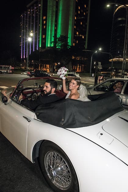 Los newlyweds se saltaron una única tradición: saludar a sus invitados en el atrio. Prefirieron salir raudos hacia La Rural a bordo de un Jaguar XK de 1960.