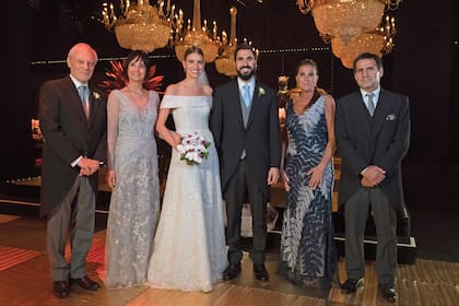 Angie y Tomás posan con sus padrinos, Jorge Landaburu y Ángeles Cibils (a la izquierda) y Mercedes Pochat y Marcelo Eurnekian (a la derecha), en un clásico retrato de casamiento.