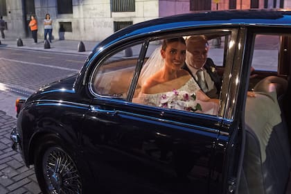 Angie había llegado a la iglesia junto a su padre, Jorge Landaburu, en un Jaguar MK20 de 1968.