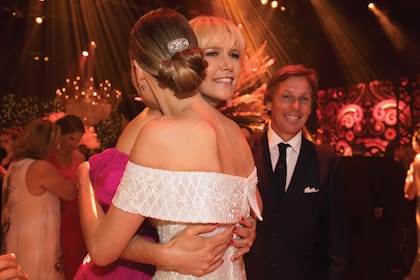 Valeria Mazza eligió un traje de tafetán de seda fucsia de Ménage à Trois. Junto a su marido, Alejandro Gravier, se lució bailando en la pista.