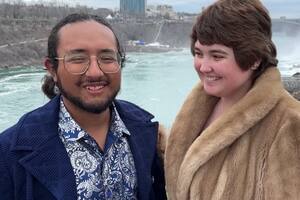 Una pareja se comprometió durante el eclipse solar en las Cataratas del Niagara