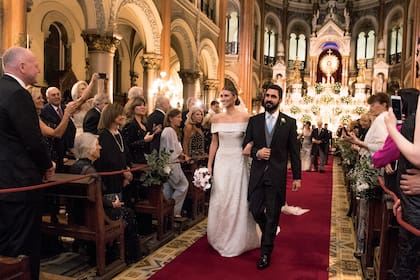 Sábado 16. Nueve días después de firmar el acta de matrimonio en el palacio Duhau, el padre Rafael los declaró marido y mujer.