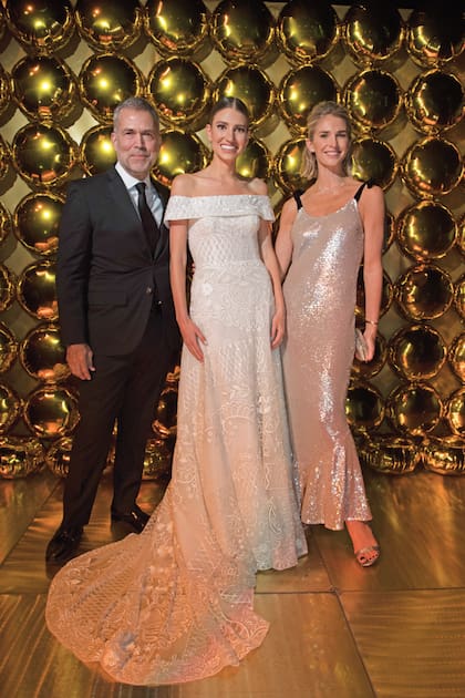 Muy amigos de la novia, Augusto Rodríguez Larreta y Julieta Spina, espectacular, con un vestido de lentejuelas de The Attico. Dejaron a su hijo, Mateo, al cuidado de sus abuelos maternos y partieron rumbo a la fiesta