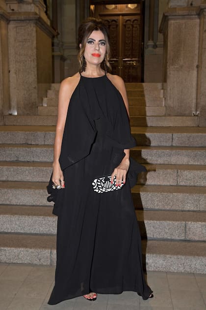 Gran amiga de la novia y su mamá, Ángeles Cibils, Naná Gallardo dio su presente sola. Llevó un vestido de Norma Kamali, que acompañó con una petaca en blanco y negro.