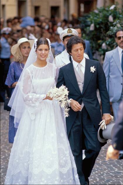 Guardaba cierto parecido con el que llevó su madre en su boda con Philippe Junot –literalmente, cuarenta años antes, se casó el 29 de junio del 73–, un diseño de Marc Bohan para la maison Dior.