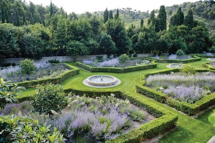 La abadía de Sainte-Marie de Pierredon tiene una superficie total de 600 hectáreas. con jardines dibujados en escuadra, suelos de piedra clara y estanques