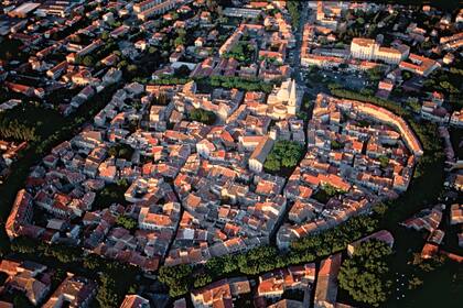 Se había rumoreado que los novios celebrarían su boda religiosa en la isla siciliana de Pantelleria, donde Carole Bouquet, la madre de Rassam, tiene una casa, pero finalmente eligieron casarse en este pequeño pueblo de La Provence francesa de menos de 10 mil habitantes