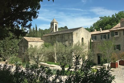 La capilla romántica del siglo XII –con torre y campanario– fue el lugar donde Charlotte y Dimitri dieron el “sí, quiero”. Está enclavada en lo que fue una abadía y hoy se disfruta como una casa de campo.