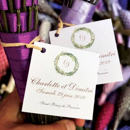 A pesar de la discreción con la que quisieron celebrar su casamiento, fue inevitable que a través de las redes sociales se filtraran algunos detalles como, por ejemplo, la etiqueta de los souvenirs diseñados por la empresa Fuseaux de Lavande.