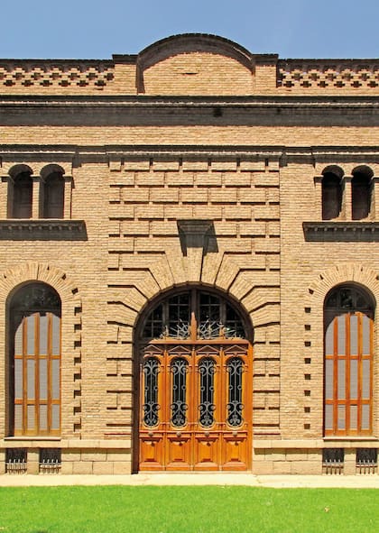 Frente del imponente edificio de la bodega Weinert, la misma imagen que aparece en la etiqueta del Estrella 77