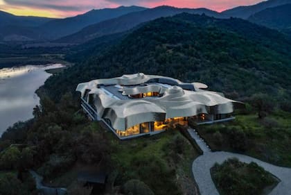 Bodega Vik, sobre una colina en la cordillera de los Andes
