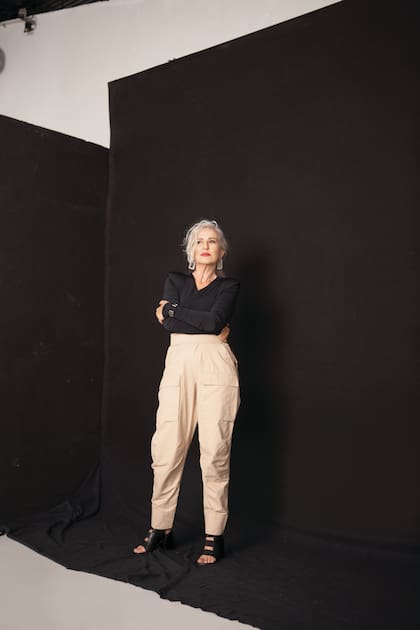 Body con hombreras, pantalón cargo y sandalias. (Kostume), aros y brazalete (Crude).