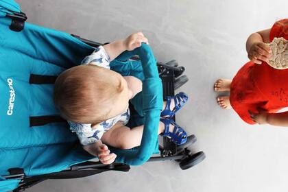 Body estampado $460 de Pequeña Estampa / Cochecito $1399 de Carestino