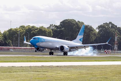 Un avión de Aerolíneas Argentinas, en el aeropuerto porteño