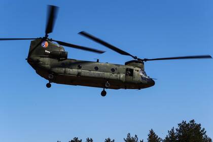 El helicóptero Boeing CH47-D “Chinook” tiene la capacidad de realizar lanzamientos de alrededor de 10.000 litros de agua