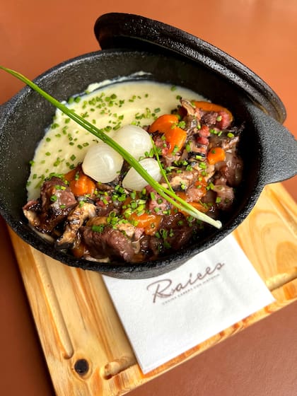 Boeuf bourguignon en homenaje al Gato Dumas en Raíces