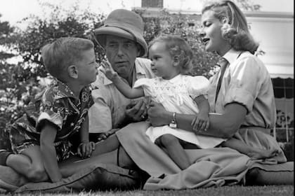 Bogart y Bacall con sus hijos