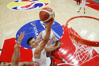 Bogdan Bogdanovic ataca el aro