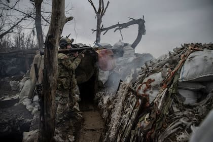 Boghdan, soldado ucraniano de la 79ª Brigada de Asalto Aéreo, dispara una granada propulsada por cohete hacia las fuerzas rusas desde una trinchera en una zona de Marinka, en el este de Ucrania, el 26 de febrero de 2023. 