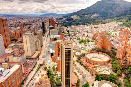 Bogotá, Colombia – abril de 2019: paisaje urbano en clima nublado, imagen HDR