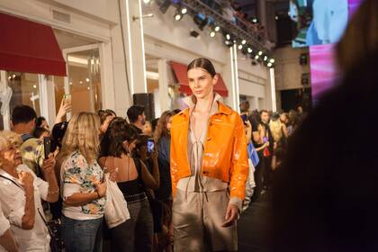 Bōken se afirma con su colección en la que se combinan su clásico cuero con prendas de lino en colores claros.