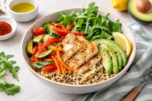 Bol de pollo, quinoa y vegetales
