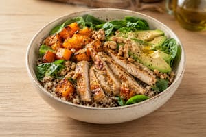 Bol tibio de pollo, quinoa, calabaza, espinaca, nueces y palta