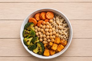 Bol tibio de quinoa, garbanzos y vegetales asados