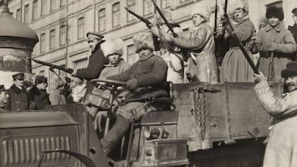 Bolcheviques con armas en un camión en Vladivostok, Rusia, en 1920, liderado por Vladimir Lenin