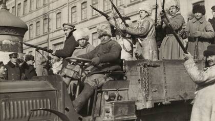 Bolcheviques con armas en un camión en Vladivostok, Rusia, en 1920, liderado por Vladimir Lenin