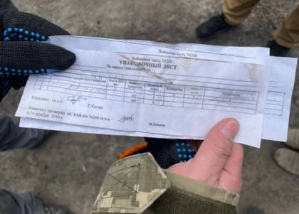 Boletas de embalaje halladas en cajas de municiones que abandonaron las fuerzas rusas, identificaban a dos unidades de paracaidistas, los Regimientos de Asalto Aéreo 104 y 234, que pueden haber ocupado el edificio.