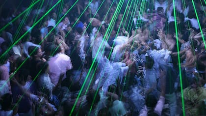Bailar hasta la madrugada, un ritual que repiten los jóvenes