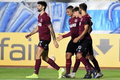 Orsini, Sand y Quignon felicitan al juvenil Belmonte, autor del gol de Lanús; el miércoles, en la Fortaleza granate, el desquite