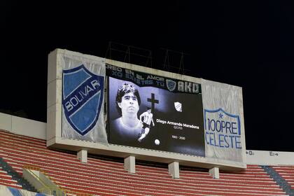 Bolívar y el homenaje a Diego Maradona en el tablero electrónico del estadio Hernando Siles, de La Paz