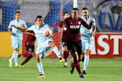 Adrián Jusino rechaza ante José Sand; Bolívar dominó y con dos remates de cabeza superó a Lanús