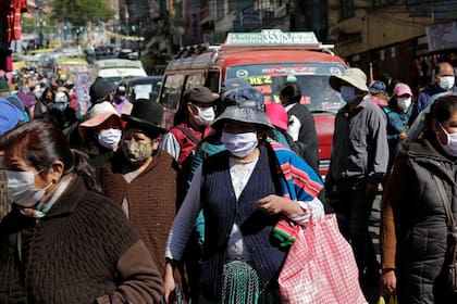 Los bolivianos se debaten entre la crisis política, la económica y la sanitaria