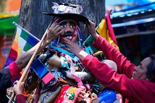 Bolivianos piden a Ekeko, dios de la abundancia, poder superar crisis económica