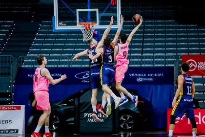 Bolmaro también ataca el aro con potencia, gracias a la fuerza de sus piernas; en la imgane, con Pau Gasol, su socio en el triunfo de Barcelona ante Andorra