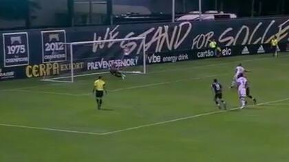 Bologna se arroja a su derecha y ataja el remate de Cueva