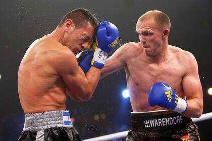 Bolonti se defiende y recibe los golpes del alemán