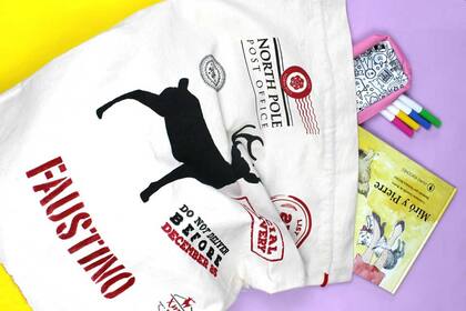 Bolsa personalizada para guardar los regalos abajo del árbol $290 de Xmas Bags / Cartuchera y marcadores $199 de Todo Moda / Libro $200 de Olmo Ediciones