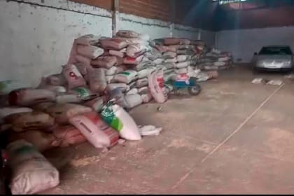 Bolsas con granos en los depósitos de uno de los establecimientos allanados