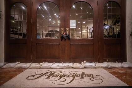 Bolsas de arena en la puerta de un hotel de primer nivel, como precaución ante las fuertes tormentas que California vivió días atrás